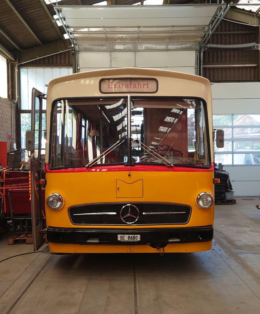 Umbauarbeiten an einem alten Mercedes-Postauto